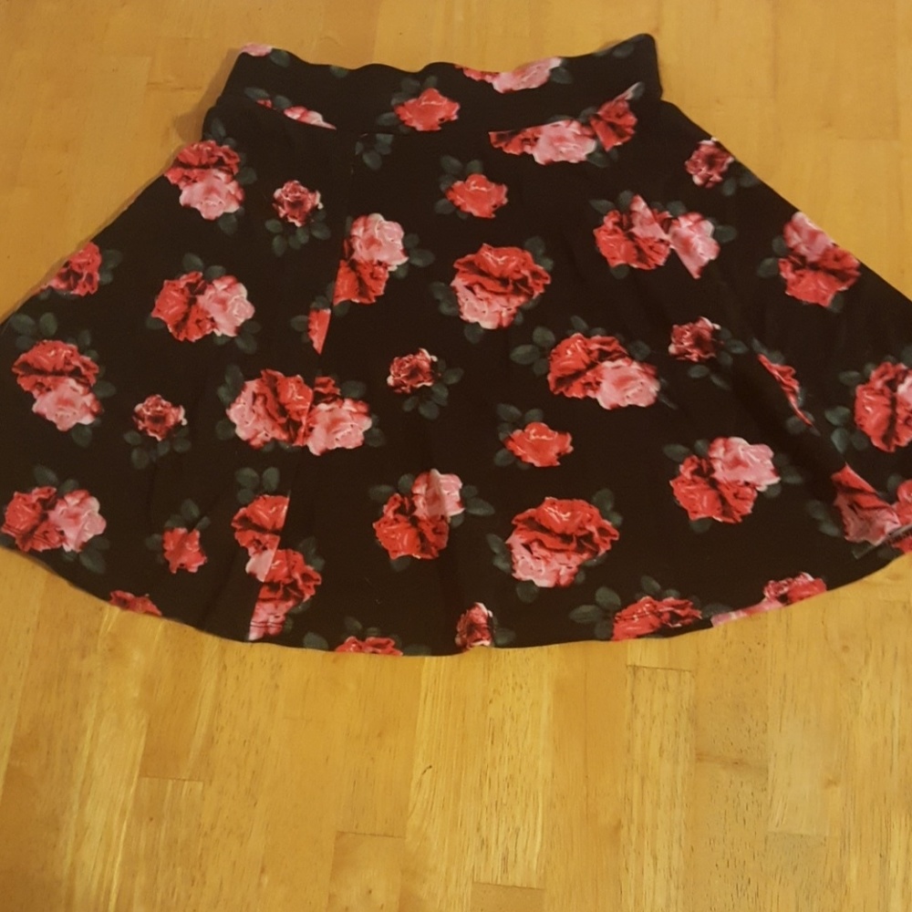 DIVIDED Floral Skirt.